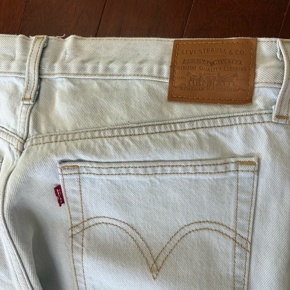 Levi's Wedgie Straight high rise one knee cutoff Jeans 29 x 28 light denim nwot - Picture 9 of 12